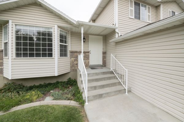 Cost of White Vinyl Siding Replacement in College Station